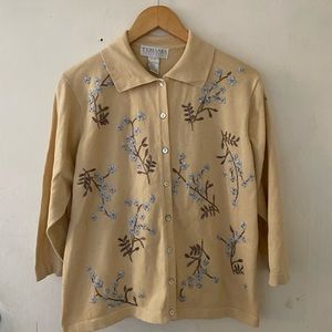 Women’s vintage beige tan sweater with blue floral accents shell buttons sz XL